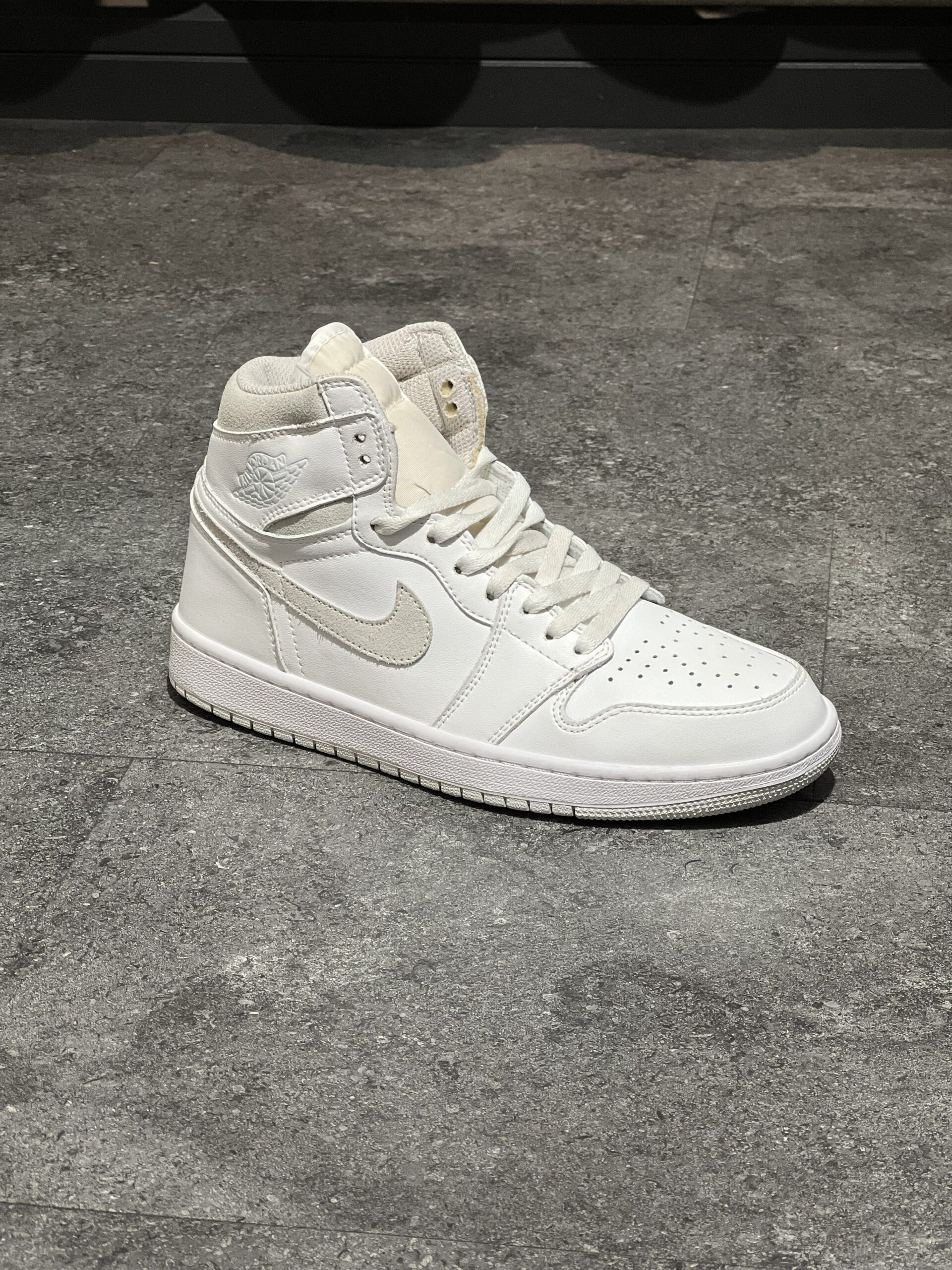 IMG_0372 Air Jordan 1 High - تصویر 1